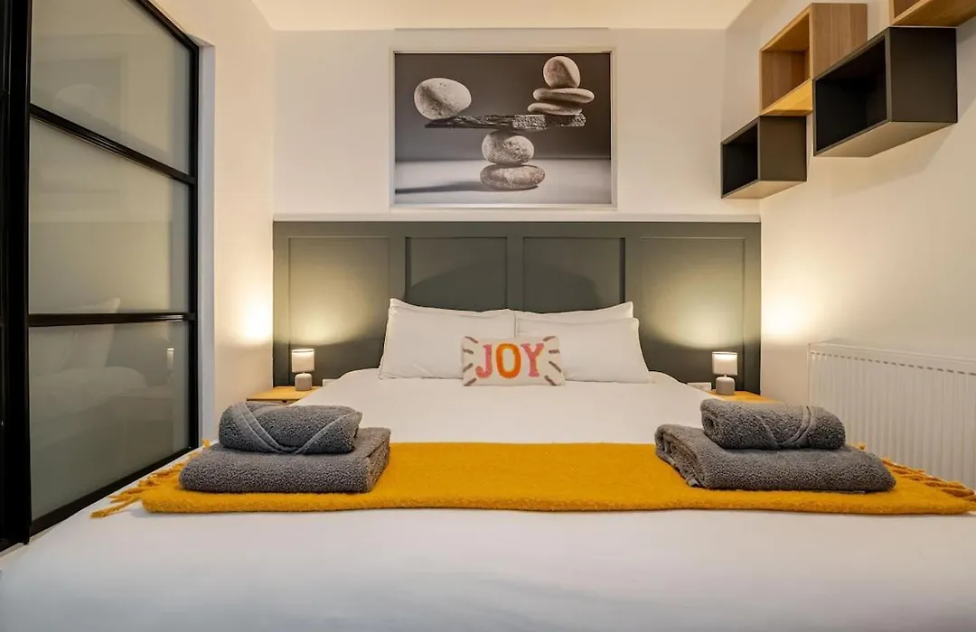 Brand New Apt - Beach Breeze Spacious 1-Bedroom Apartment With Parking - Sleeps 4 Ppl- Internet-1