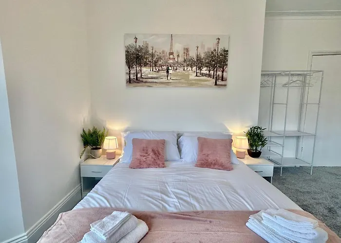 Chic Apartment In Central Bournemouth With Parking