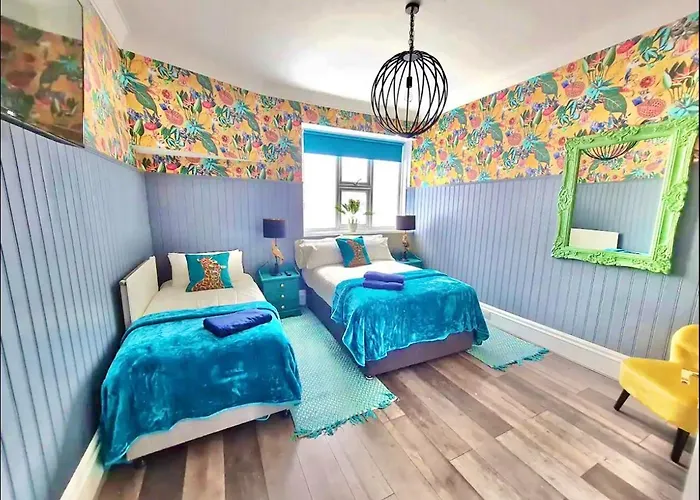 Yellow Lemur - Lemur Lodge - Short Stroll To The Beach - Free Wifi