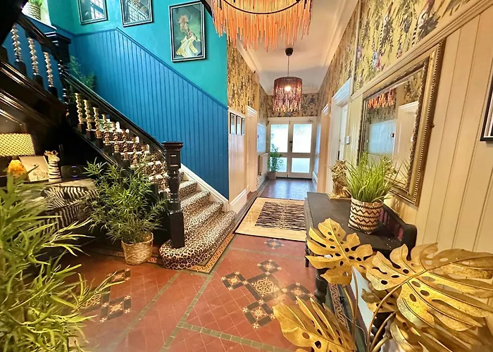 Yellow Lemur - Lemur Lodge - Short Stroll To The Beach - Free Wifi